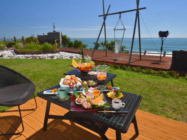 お天気のいい朝は海辺のテラスで朝食を